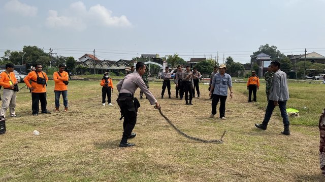 Polres Sukoharjo Latih Personel Hadapi Ular Liar