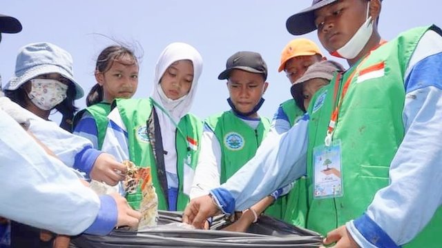 Peduli Lingkungan, Murid SDN Ungaran Tanam Mangrove dan Bersih Pantai