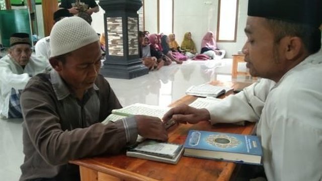 Puluhan Lansia Isi Waktu Puasa dengan Belajar Mengaji