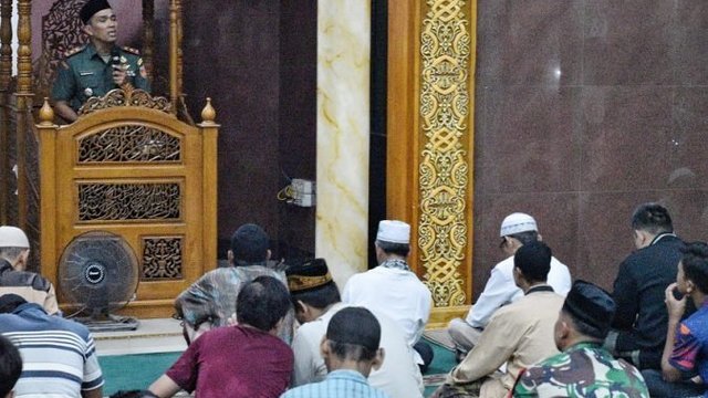 Jadi Khatib Tarawih, Danramil 04 Ingatkan Umat Jaga Toleransi