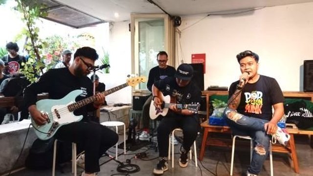 Lirik 'Ayah Ibu' Ciptaan Karnamereka yang Viral di YouTube dan TikTok