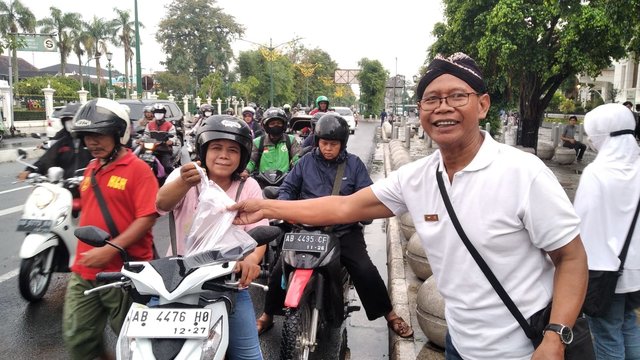 Gerakan Jalan Lurus Bagi-bagi Takjil Bagi Masyarakat
