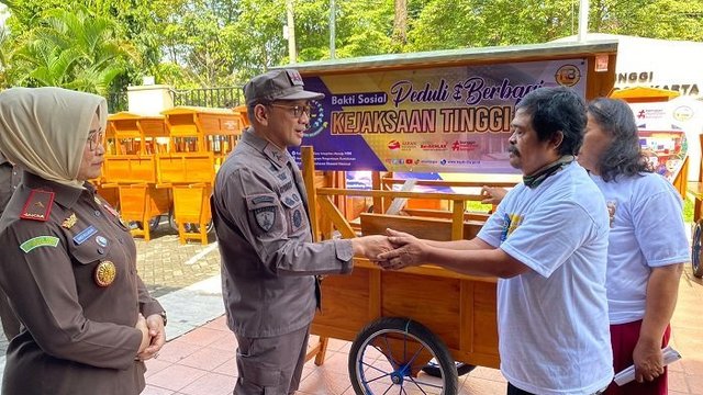 Dorong Perekonomian, Kejati DIY Bagikan Gerobak Angkringan 