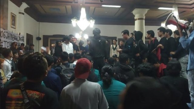 Demo di DPRD DIY, Peserta Aksi Sempat Coba Turunkan Bendera Merah Putih