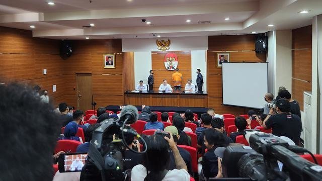 Rafael Alun Trisambodo Pakai Seragam Tahanan KPK Warna Oranye