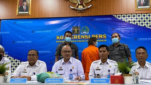 Dirikan Tenda dan Beli Barang Tak Bayar, WNA Berpaspor Hongaria Diamankan Imigrasi