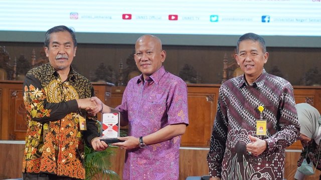 Tanamkan Nilai Demokrasi, UNNES Selenggarakan Kuliah Umum dan Bedah Buku ALDERA