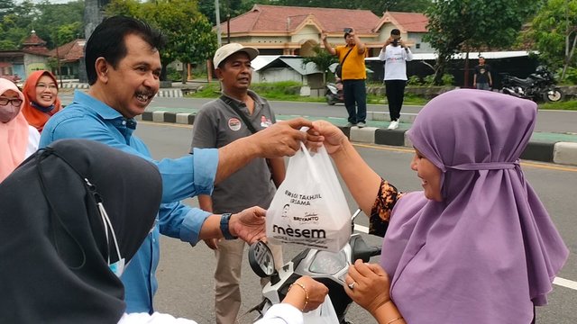 Wakil Rakyat Partai Gerindra Bagikan Ratusan Paket Takjil