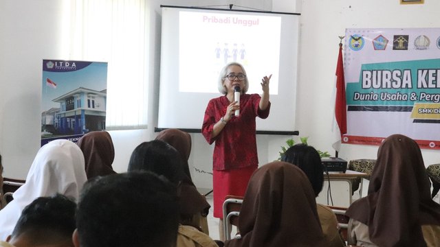 Murid SMK Dirgantara Putra Bangsa Ikuti Pembekalan Calon Wisudawan