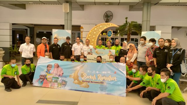 175 Porter di Stasiun Pasar Senin Mendapat Paket Sembako