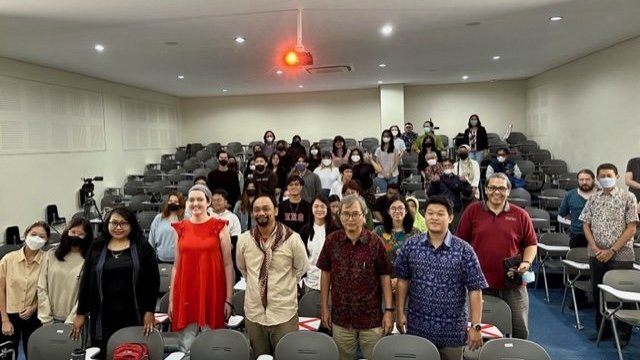Olah Limbah Kaca, Seniman Jogja-London Bertemu di 'Glass Beyond Borders'