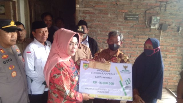 Bupati Sukoharjo Serahkan Bantuan Rumah Layak Huni Lima Warga Gatak
