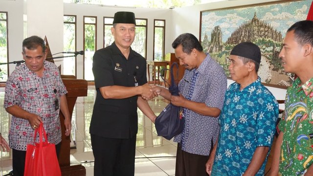 Pemkab Magelang Bagikan Ratusan Paket Sembako Pada Masyarakat Pra Sejahtera