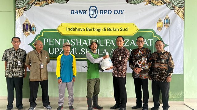 BPD DIY Bagikan 7.725 Zakat Untuk Petugas Kebersihan hingga Buruh Gendong