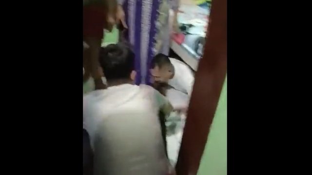 Suami Pergoki Istri Serong, Selingkuhan Disembunyikan di Bawah Kasur