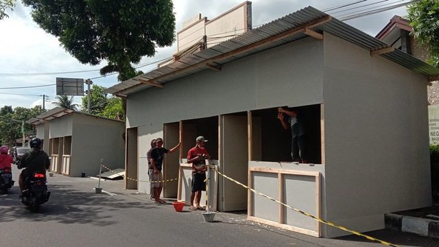 Kios Relokasi Sementara Pedagang Kawasan Ngesengan Mulai Didirikan di Jalan Sutop
