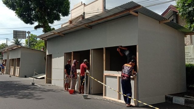 Beberapa Kios Dibangun di Jalan Sutopo, Untuk Relokasi Sementara Puluhan Pedagang