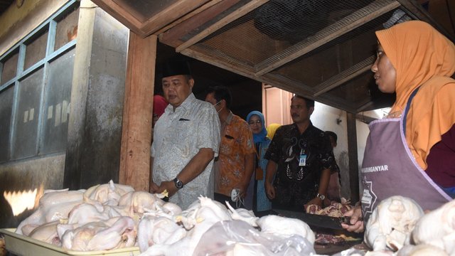 Harga Daging Ayam di Karanganyar Meroket, Stok Aman