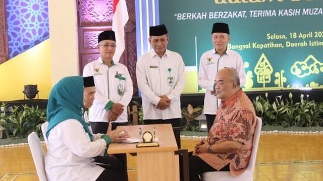 Wagub DIY Beri Keteladanan Bayar Zakat ke Baznas