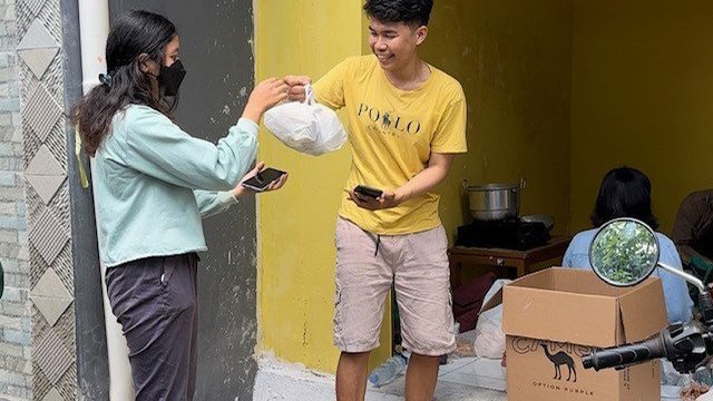 Relawan Nasi Darurat di Jogja, Bagikan Ketupat Opor Ayam untuk Mahasiswa Rantau
