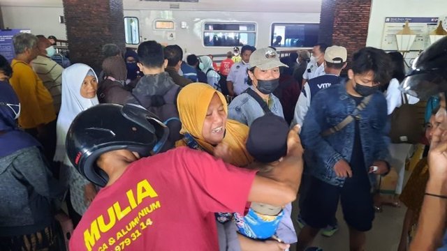 Penumpang Arus Balik Padati Stasiun KA Klaten