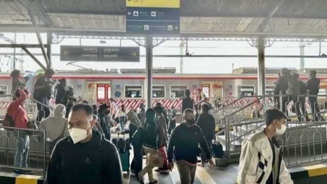 Viral Antre KRL Yogya - Solo saat Lebaran, 30 Ribu Orang Bepergian Setiap Hari