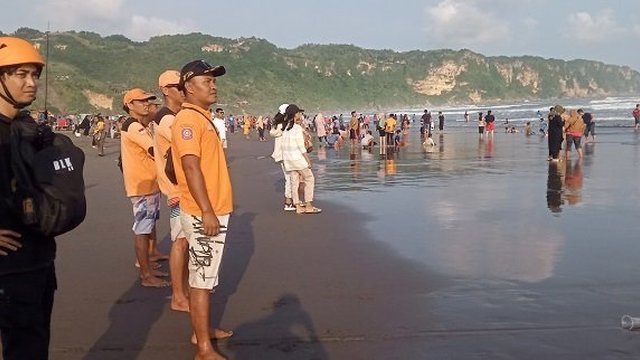 Fida Masih Belum Ketemu, Wisatawan Parangtritis Dilarang Mandi di Palung Laut