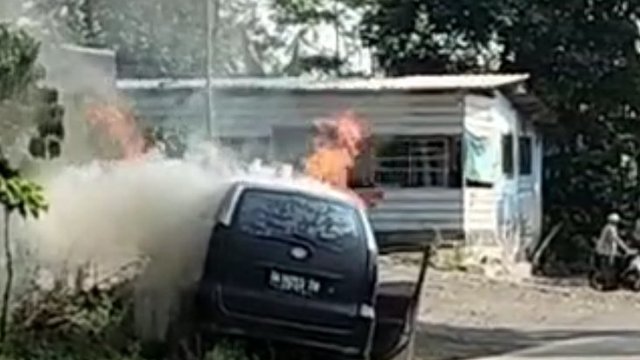 Cuaca Panas Bikin Mobil Terbakar, Jangan Taruh Barang Ini Sembarangan