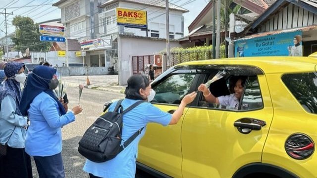 Guru Bagi-bagi Mawar didepan Disdikpora DIY, Suka Cita Atau Keprihatinan?