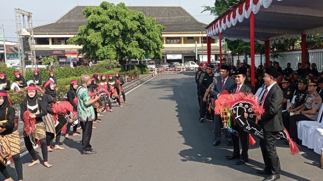 Meriahkan Hardiknas, Pelajar Purwokerto dan Pejabat Menari Massal Ebeg