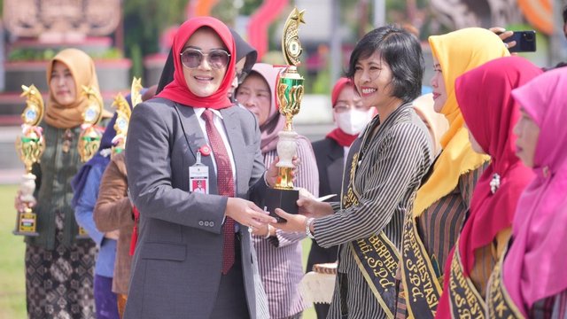 Bupati Klaten Serahkan Penghargaan pada Guru Berprestasi