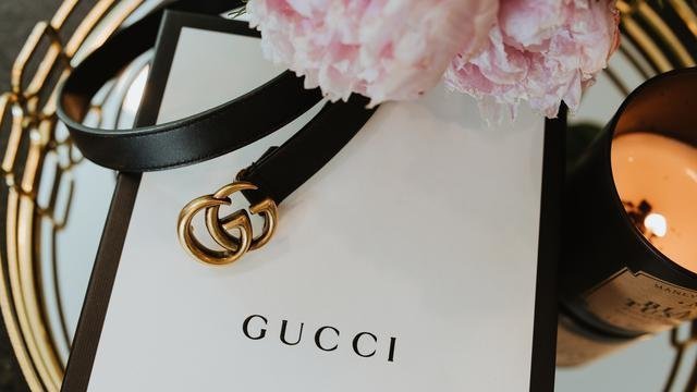 Pamer Barang Gratisan dari Gucci, Karyawan ini Langsung Dipecat