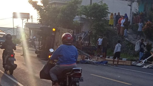 Tali Pengait Putus, Truk Terguling