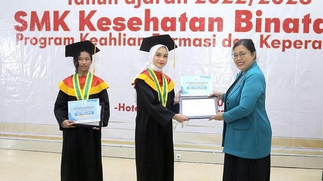 SMK Binatama Luluskan 88 Siswa Farmasi dan Keperawatan