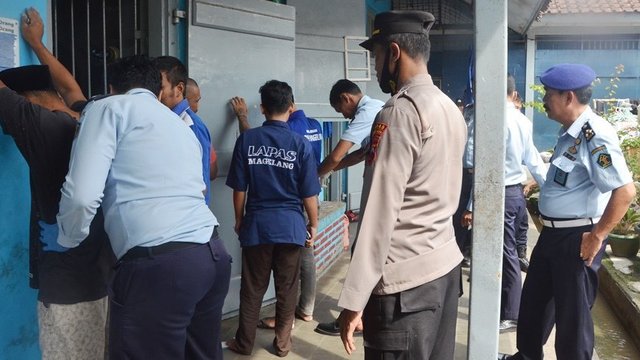 Razia Gabungan di Lapas Magelang, Ditemukan Alat Pencukur dan Teplok
