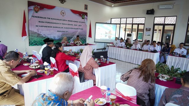 Kemensos dan Komisi VIII Salurkan Bansos Bagi Warga Kulon Progo