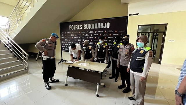 Digelar Secara Acak Anggota Polres Sukoharjo Ikuti Tes Urine
