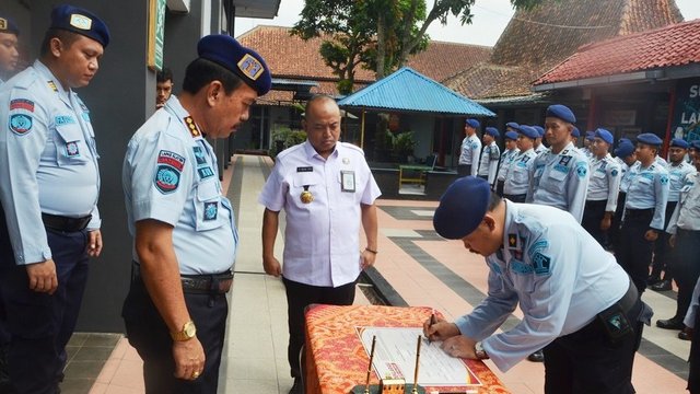 Zero dari 'Halinar' Dideklarasikan, Karyawan Bergantian Bubuhkan Tanda Tangan