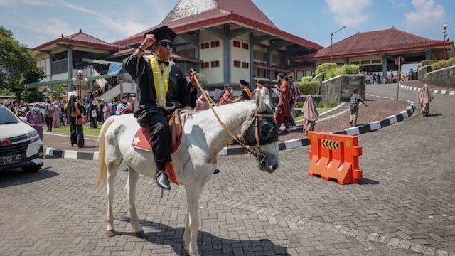 Berkuda Rayakan Wisuda S2 UGM, Hendro Plered: Merakyat, Gak Punya Rubicon!