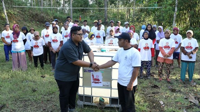 Usaha Budi Daya Lele, Orang Muda Ganjar DIY Beri Bantuan Tampungan Air