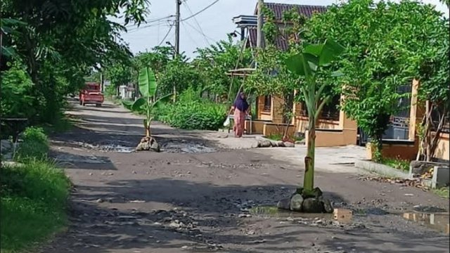 Lewat Medsos, Jokowi Terima Aduan Jalan Rusak di 7.400 Lokasi
