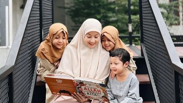Anak Desta Doakan Ayahnya Agar Sholat Lagi