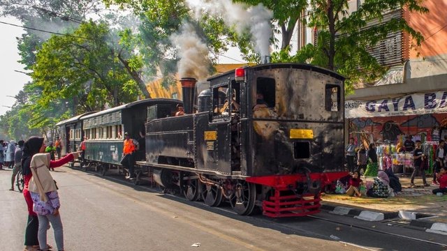 PT KAI Ingatkan Keselamatan Saat Melintasi Rel KAI