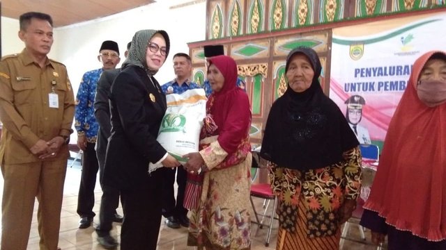 71.933 Keluarga Terima Bantuan Beras Cadangan Pangan