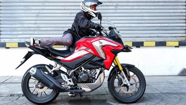 Tips Aman Naik dan Turun Sepeda Motor ala Honda Istimewa