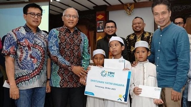 PLN Bagikan Al Quran Braille dan Santunan pada Santri