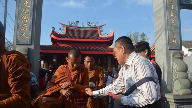 Puluhan Bhikku Laksanakan Prosesi Pindapata