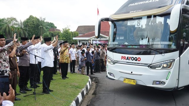 Bupati Magelang Lepas Calon Jamaah Haji