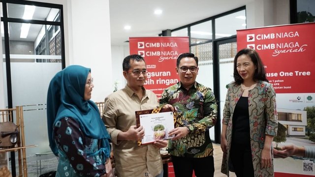 CIMB Niaga Hadirkan Program One House One Tree