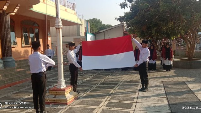 Ponpes Al Barru Bersama Siswa SMP-SMA Bina Insani Wonogiri Peringati Hari Lahir Panca